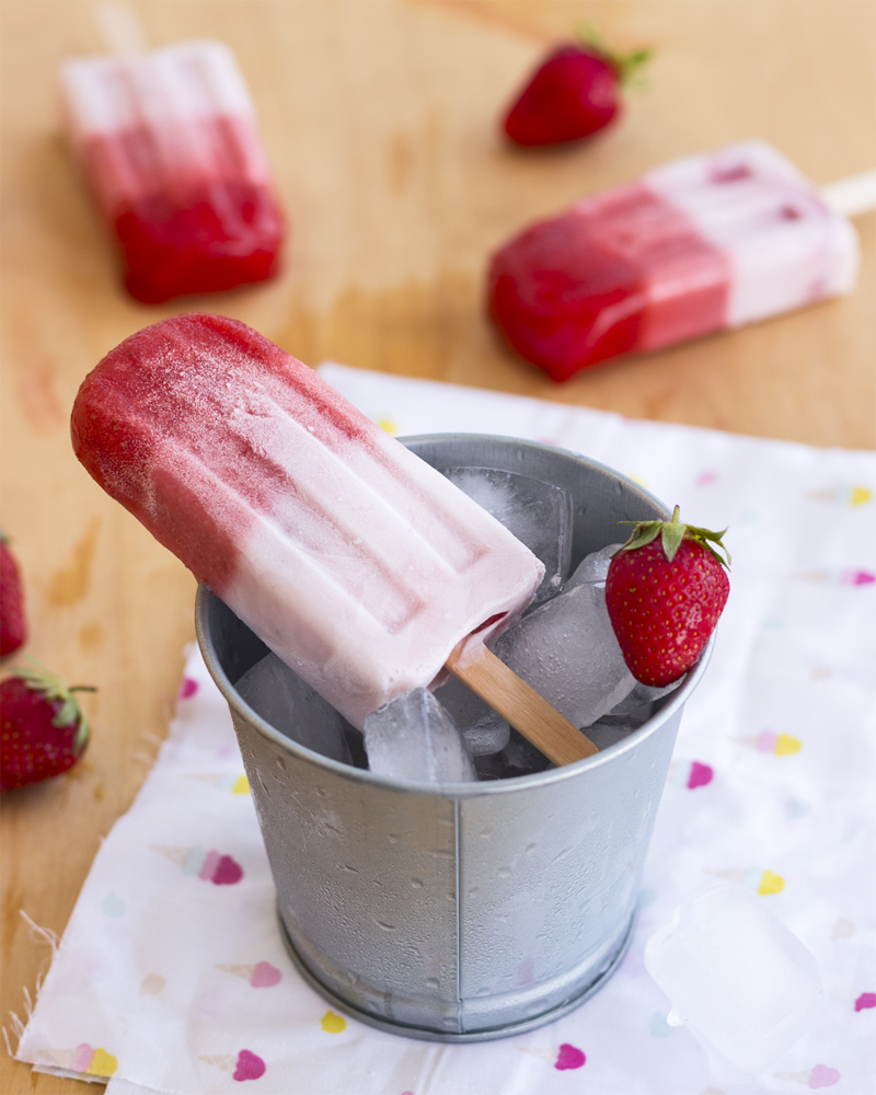 ghiaccioli fior di fragola allo yogurt con ghiaccio e fragole fresche
